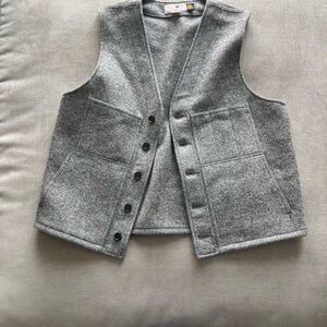 Gray Button-Up Vest: 💯 wool